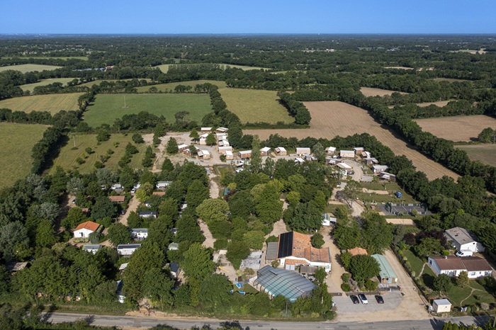 Emplacements spacieux et engazonnés du camping Les Charmes à Apremont.