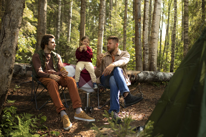 Un groupe d'amis profitant du grand air ensemble dans une forêt