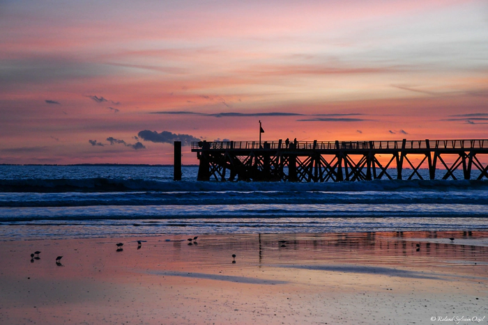 Ponton en bois géant sur la plage de Saint-Jean-de-Monts au crépuscule
