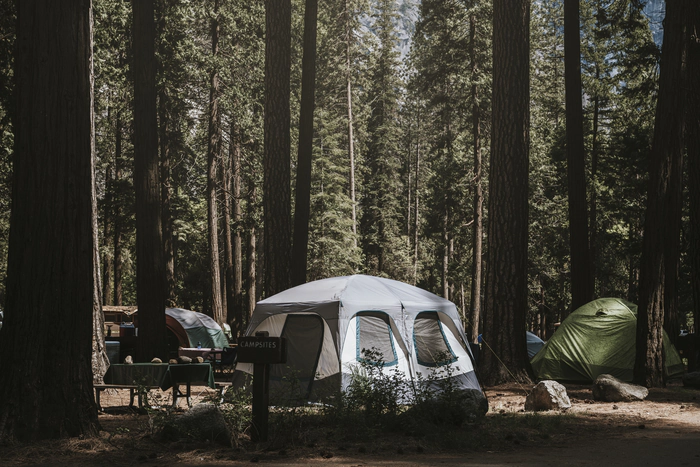 Camping nature en tente avec un emplacement en pleine forêt